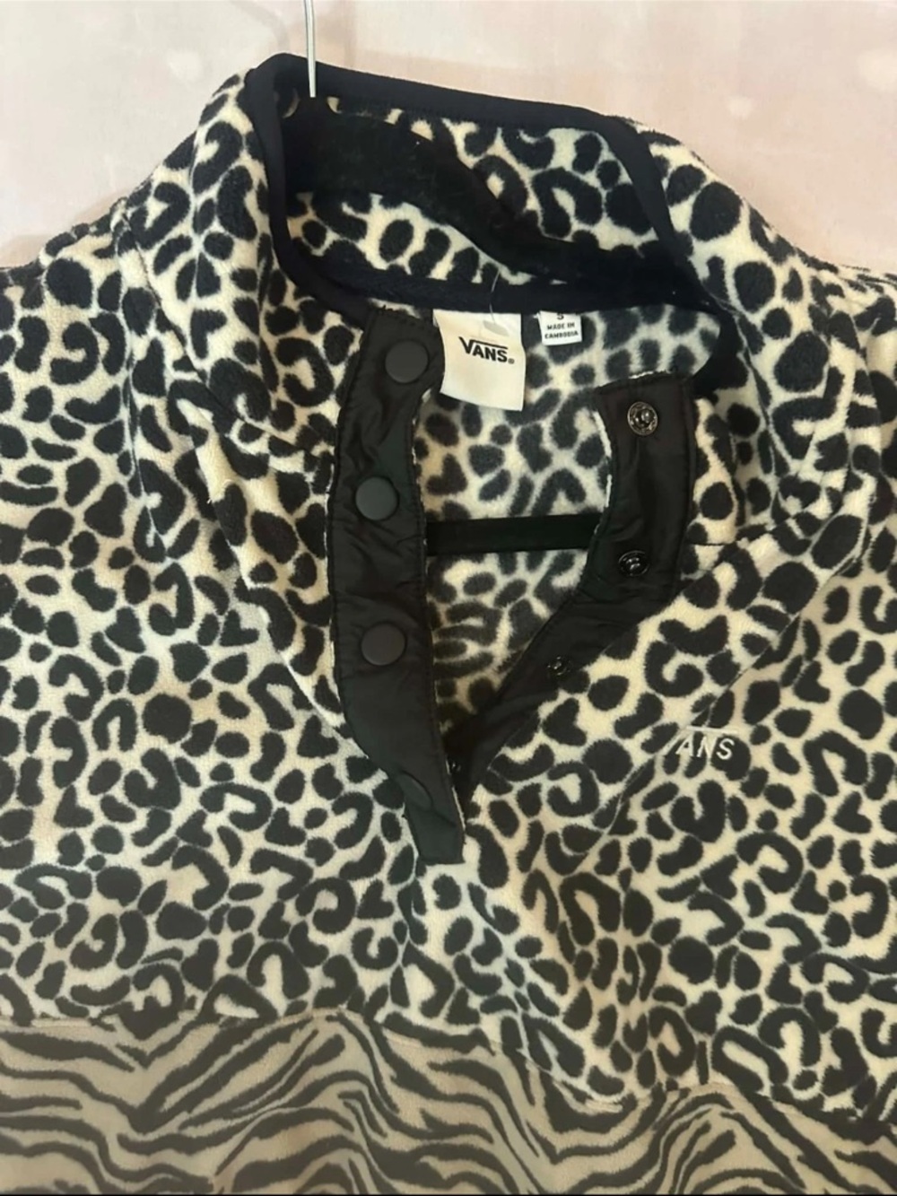 Vans Black & White Mixed Animal Print Pullover. Size Médium
